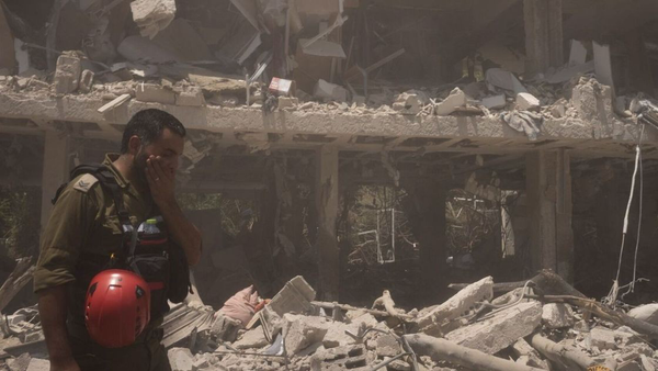 ویرانی خیابان 400 متری خلبان رژیم صهیونی فقط با یک موشک ایران ( یک مراکشی مقیم سرزمین های اشغالی )